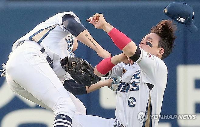 손아섭·박민우, 충돌 순간 (창원=연합뉴스) 김동민 기자 = 4일 경남 창원NC파크에서 열린 2024 KBO 리그 SSG 랜더스 대 NC 다이노스 경기. 2회 초 NC 중견수 박민우와 우익수 손아섭이 수비 중에 충돌하고 있다. 2024.7.4 image@yna.co.kr