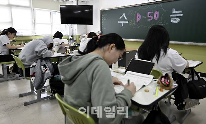 2025학년도 대학수학능력시험을 50일 앞둔 25일 대구 수성구 대구여자고등학교에서 고3 수험생들이 자습을 하고 있다.(사진=뉴시스)