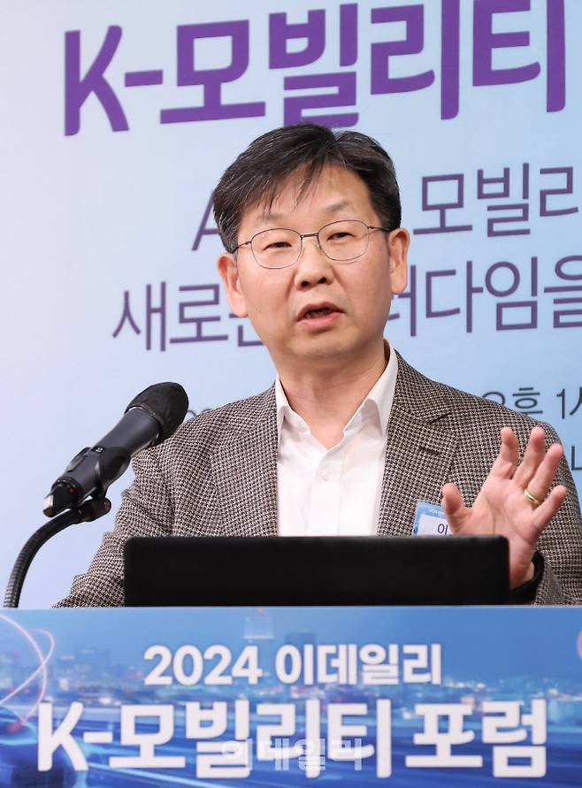 2024 이데일리 K-모빌리티 포럼 ‘AI시대, 모빌리티 새로운 패러다임을 열다’가 26일 서울 중구 통일로 KG타워 KG하모니홀에서 열렸다. 이호중 삼성디스플레이 중소형 삼품기획팀장(상무)이 ‘Display outlook for Automotive application(자동차 애플리케이션의 디스플레이 전망)’을 주제로 발표하고 있다. (사진=노진환 기자)