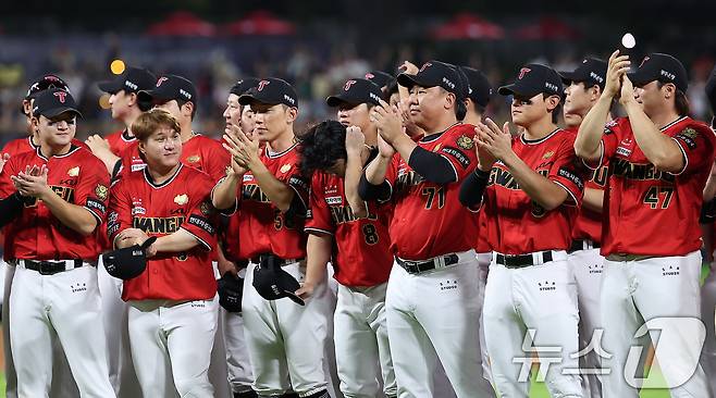 25일 오후 광주 기아챔피언스필드에서 '2024 신한 SOL 뱅크 KBO리그' 롯데 자이언츠와 KIA 타이거즈의 경기 종료 후 진행된 홈 최종전 감사 인사 및 한국시리즈 출정식에서 KIA 선수들이 '외쳐라 최강기아'를 부르며 팬들과 함께 응원하고 있다. 2024.9.25/뉴스1 ⓒ News1 김진환 기자