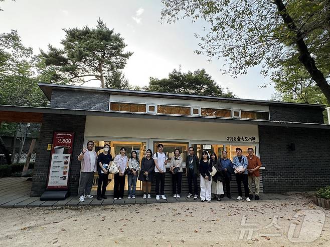 삼청공원 숲속도서관을 설계한 이소진 건축사사무소 리옹 소장이 시민들과 함께하고 있다.. 2024.9.25/뉴스1 ⓒ News1 한지명 기자