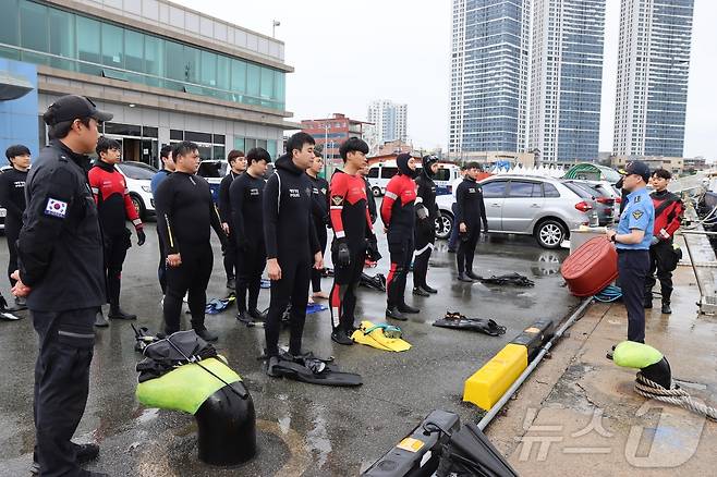 이우수 속초해경서장이 26일 긴급구조 훈련에 나선 현장 경찰관들을 격려하고 있다.(속초해경 제공) 2024/9/26/뉴스1