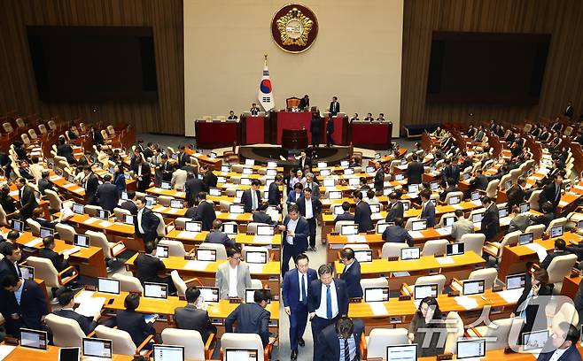 26일 오후 서울 여의도 국회에서 열린 제418회국회(정기회) 제9차 본회의에서 야당 의원들이 '방송4법·노란봉투법·민생회복지원금법' 재표결이 부결되자 규탄대회를 위해 본회의장을 퇴장하고 있다. 2024.9.26/뉴스1 ⓒ News1 김민지 기자