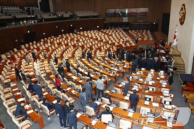 26일 오후 서울 여의도 국회에서 열린 제418회국회(정기회) 제9차 본회의에서 야당 의원들이 '방송4법·노란봉투법·민생회복지원금법' 재표결이 부결되자 규탄대회를 위해 본회의장을 퇴장, 여당 의원들이 우원식 국회의장에게 항의하고 있다. 2024.9.26/뉴스1 ⓒ News1 이광호 기자