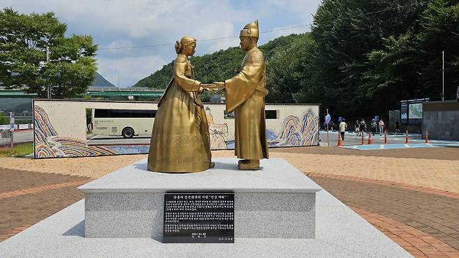 ◇청령포에서 처음 마주하는 단종과 정순황후의 동상. 사진제공=김세형