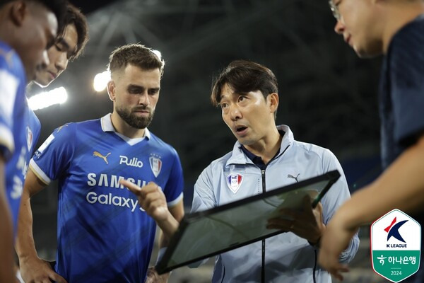 선수들에게 전술을 설명하는 변성환 수원 삼성 감독. ⓒ프로축구연맹