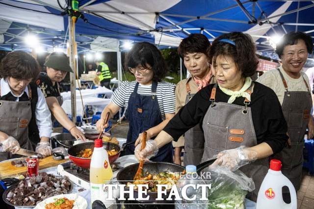 대구대 글로컬라이프대학 주부 만학도들이 지난 24일 가을 축제에서 '엄머 손맛'을 자랑하고 있다./대구대