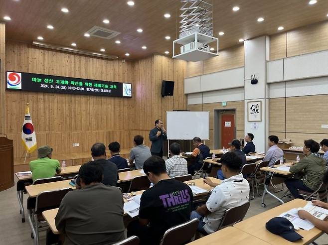 합천군 마늘 생산 기계화 확산을 위한 재배 교육을 진행 하고 있다