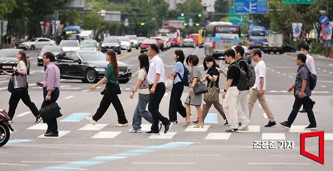 서울 종로구 광화문 네거리에서 시민들이 출근길 발걸음을 재촉하고 있다. 사진=조용준 기자 jun21@