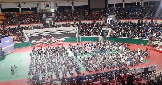 이번에 검거된 다단계 코인사기 조직 일당이 지난해 부산의 한 체육관에서 행사를 하고 있는 모습 /유튜브