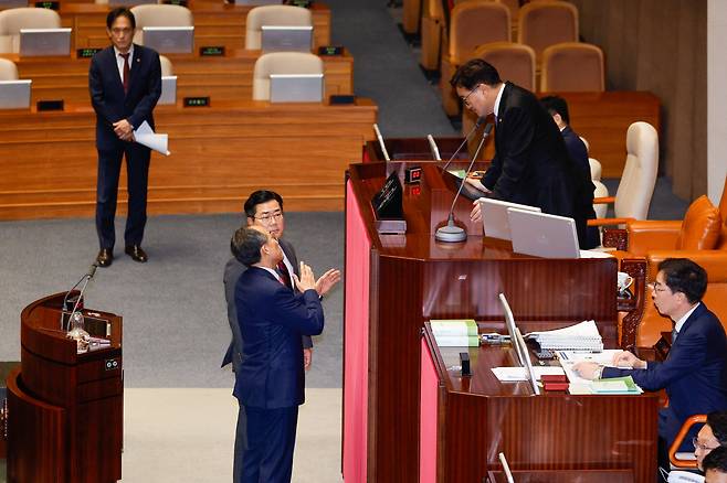 박찬대 더불어민주당, 추경호 국민의힘 원내대표가 26일 오후 서울 여의도 국회에서 열린 제418회국회(정기회) 제9차 본회의에서 우원식 의장과 대화하고 있다. 이날 여당 추천 몫인 한석훈 국가인권위원 선출안이 득표율 39.93%로 부결되자 국민의힘은 여야 합의안인데 부결됐다며 항의했다. /뉴스1