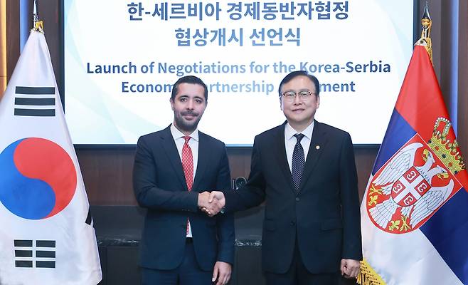 정인교(오른쪽) 산업통상자원부 통상교섭본부장과 토미슬라브 모미로비치 세르비아 대내외무역부 장관이 26일 서울 여의도 콘래드호텔에서 '한-세르비아 경제동반자협정(EPA) 협상개시 공동선언문' 서명 후 기념촬영을 하고 있다. /산업통상자원부 제공