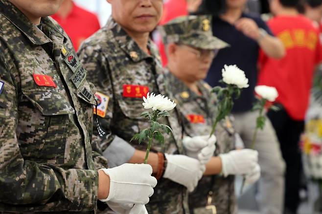 해병대 채모 상병 순직 1주기인 19일 오전 서울 청계광장에 마련된 ‘故채상병 1주기 추모 시민 분향소’에서 해병대예비역연대 회원들이 헌화를 하고 있다. 2024.7.19. 뉴스1