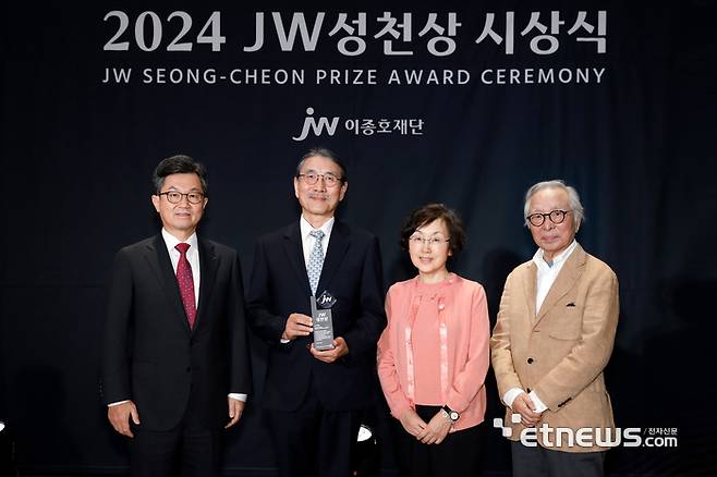 JW중외제약의 공익재단인 JW이종호재단은 지난 25일 경기도 과천시 소재 JW사옥에서 '2024 JW성천상' 시상식을 개최했다. (왼쪽부터) 이경하 JW이종호재단 이사장(JW 회장)과 2024 JW성천상 수상자 유덕종 에티오피아 세인트폴병원 밀레니엄 의과대학 교수, 아내 이혜숙 씨, 이성낙 JW성천상위원회 위원장(가천대 명예총장)이 기념촬영을 하고 있다.