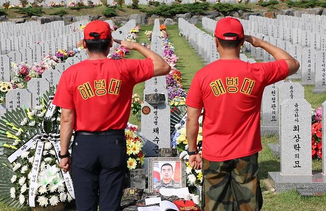 26일 오후 대전 유성구 국립대전현충원 내 해병대 고 채 상병 묘역에서 해병대예비역연대 회원들이 전역 복과 모자를 올려놓고 채상병을 추모하고 있다. 이날 고 채상병 동기(1292기)들은 전역했다. 김봉규 선임기자 bong9@hani.co.kr