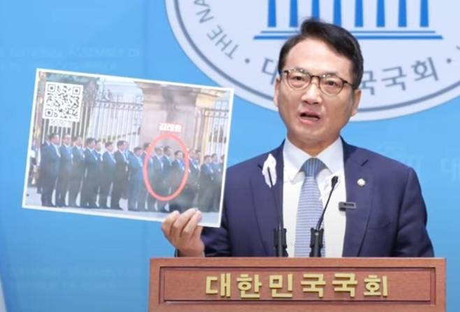 박선원 더불어민주당 의원이 26일 오전 국회 소통관에서 기자회견을 열고 김태효 국가안보실 1차장이 국기에 대한 경례를 하지 않은 영상 갈무리 자료를 들어 보이고 있다. 유튜브 박선원TV 갈무리