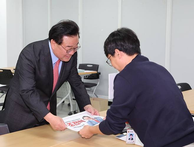 조전혁 서울시 교육감 후보(왼쪽)가 26일 오전 서울 종로구 서울시선거관리위원회에 후보자 등록을 하고 있다. 김봉규 선임기자 bong9@hani.co.kr