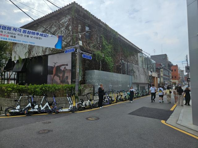 19일 오후 서울 강남구 압구정로데오역 인근. 수 십 대의 공유 킥보드가 거리에 놓여있다. 오세운 기자