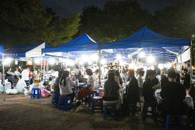 대구대 가을축제에서 글로컬라이프대학 주막촌에 손님들이 가득차 있다. 대구대 제공