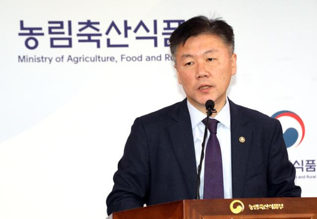 박범수 농림축산식품부 차관이 26일 오전 정부세종청사에서 2027년 개 식용을 종식하기 위해 분야별로 구체적인 해결책을 담은 '개 식용 종식 기본계획'을 발표하고 있다. 연합뉴스