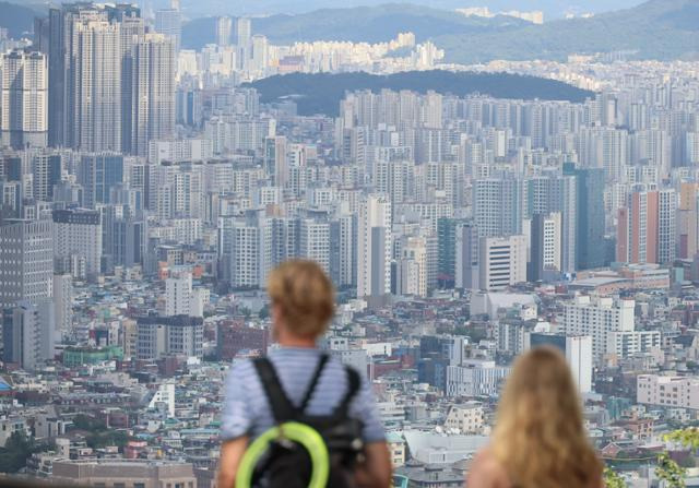 25일 서울 남산에서 바라본 시내 아파트 단지. 연합뉴스