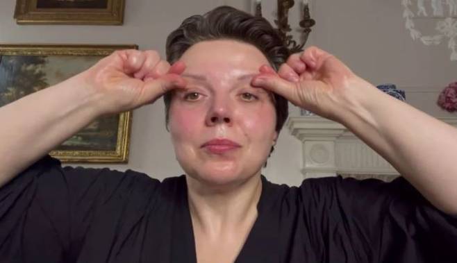 눈을 마사지하는 모습/사진=더 선