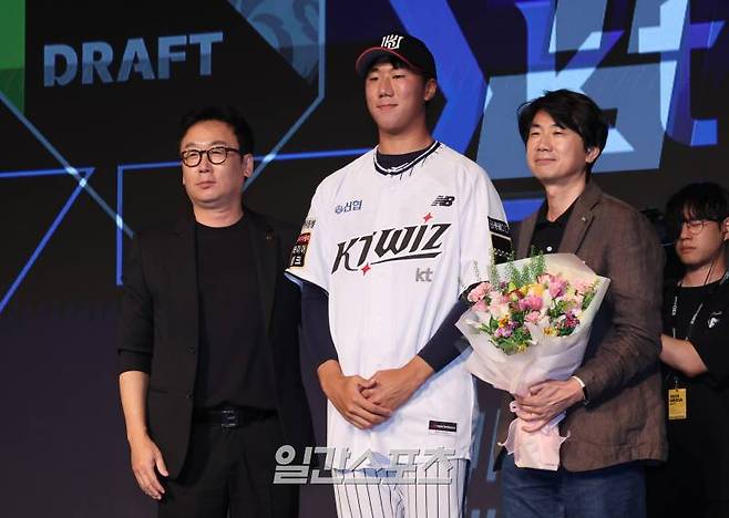 2025 KBO 신인드래프트가 11일 오후 서울 송파구 롯데호텔월드 크리스탈볼룸에서 열렸다. 서울고 김동현이 KT에 지명되고 나서 포토타임을 갖고있다. 잠실=정시종 기자 capa@edaily.co.kr /2024.09.11.