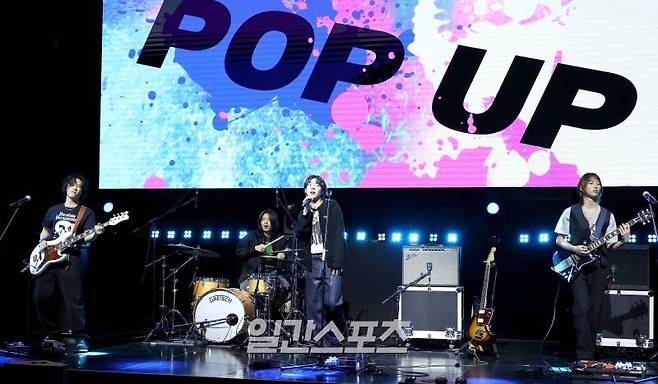 4인조 보이밴드 드래곤포니의 데뷔앨범 '팝업(POP UP)' 발매기념 미디어 쇼케이스가 26일 오후 서울 신촌 예스24원더로크홀에서 열렸다. 보컬 안태규 등 멤버들이 타이를곡 '팝업'을 선보이고 있다. 안태규(보컬), 편성현(베이스), 권세혁(기타), 고강훈(드럼)으로 이뤄진 드래곤포니의 이번 첫번째 EP 앨범에는 타이틀곡 '팝업'을 비롯해 다섯 곡이 담겼다. 김민규 기자 mgkim1@edaily.co.kr /2024.09.26/