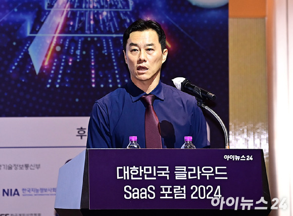 옥상훈 네이버클라우드 AI SaaS Business 리더가 26일 서울 영등포구 여의도동 FKI타워 그랜드볼룸에서 열린 '대한민국 클라우드·SaaS 포럼 2024(KCSF2024)'에서 '생성형 AI 혁신 서비스 전략 및 사례' 를 강연하고 있다. [사진=곽영래 기자]