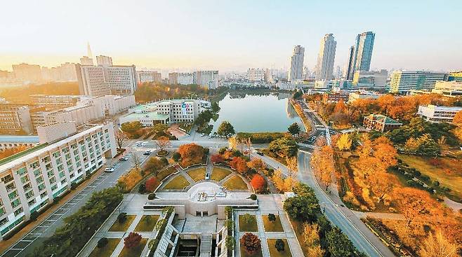 건국대는 학생들이 역량을 마음껏 발휘할 수 있도록 혁신적인 학사제도를 갖추고 있다. 이와 함께 국제사회에서 활약할 인재를 발굴하는 프로그램도 운영 중이다. [사진 건국대]