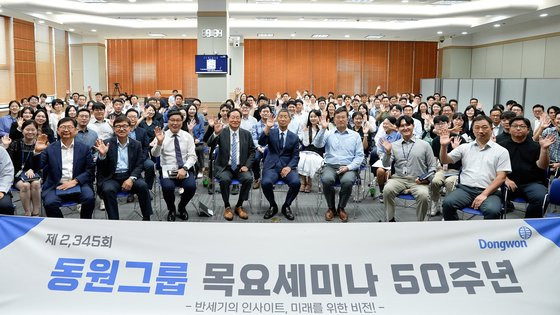 26일 서울 서초구 동원산업빌딩에서 김남정 회장(앞줄 오른쪽 세번째)을 비롯한 동원그룹 임직원들이 김성근 전 야구 감독(앞줄 오른쪽 네번째)과 기념 촬영을 하고 있다. 사진 동원그룹