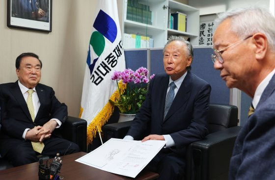 권노갑 김대중재단 이사장이 26일 오후 서울 여의도 김대중재단에서 김대중 전 대통령 사저 재매입 협약식을 마친 뒤 소감을 밝히고 있다. 왼쪽부터 문희상 전 국회의장, 권 이사장, 배기선 재단 사무총장. 뉴스1