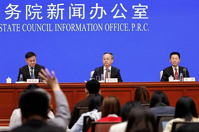 24일 중국 베이징에서 판궁성 인민은행 총재(왼쪽부터), 리윈저 국가금융감독관리국(NFRA) 국장, 우칭 중국증권감독관리위원회(CSRC) 위원장이 기자회견에 참석하고 있다. /사진=로이터