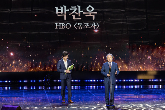 Director Park Chan-wook speaks after receiving the Seoul International Drama Awards' Golden Bird Prize during its ceremony held at KBS Hall in Yeouido, western Seoul, on Wednesday. [SEOUL INTERNATIONAL DRAMA AWARDS]