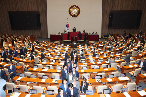 Members of the liberal Democratic Party exit the main chamber of the National Assembly in Yeouido, western Seoul, after all six of the party's bills that had been vetoed by President Yoon Suk Yeol failed to pass in a revote on Thursday afternoon. [YONHAP]