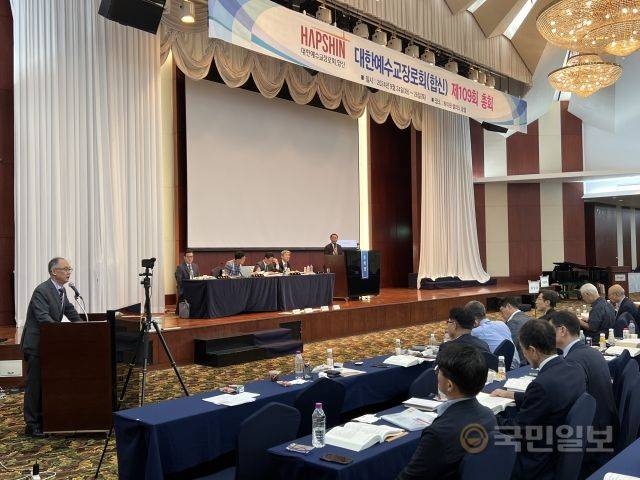 유영권(왼쪽) 예장합신 이대위원장이 이날 총회에서 몰몬교 연구 결과를 보고하고 있다.