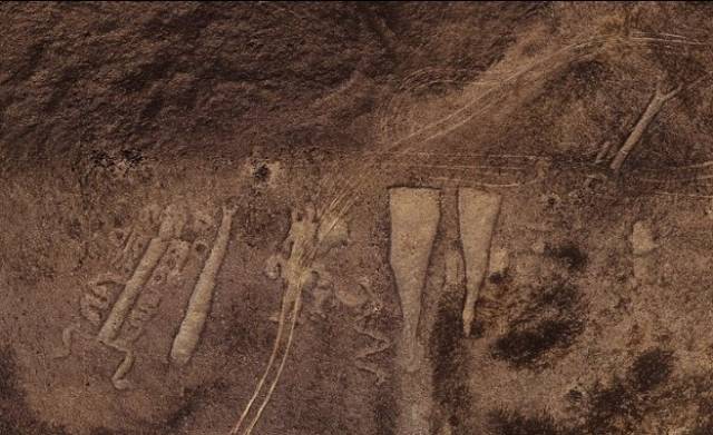 칠레 안토파가스타주의 한 지상황가 바퀴 자국으로 훼손된 모습. 아타카마 사막 재단 인스타그램 캡처