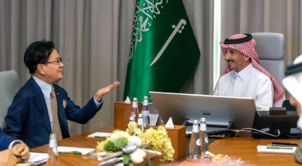 Lee Jay-hyun, Chairman of CJ Group(left), discusses collaboration strategies in the tourism sector with Ahmed Al Khateeb, Saudi Arabia’s Minister of Tourism, during a meeting in Riyadh, the capital of Saudi Arabia, on the 4th. (CJ Group)