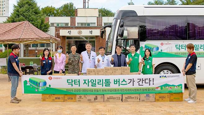 지난 25일 제1공병여단에서 진행한 ‘닥터자일리톨 버스가 간다’ 캠페인을 앞두고 롯데웰푸드, 대한치과의사협회, 제1공병여단 관계자들이 기념사진 촬영을 하고 있다. [롯데웰푸드 제공]