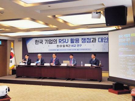 25일 프레스센터에서 한국경영학회 주최로 열린 학술세미나에서 권세원(왼쪽부터) 이화여대 교수, 양희동 한국경영학회 차기회장(이화여대 교수), 김재구 한국경영학회 전 회장(명지대 교수), 이정현 명지대 교수, 이영달 한국경영학회 부회장(NYET 교수)이 패널토론을 하고 있다. 정윤희 기자