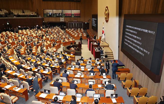 26일 국회에서 열린 본회의에서 '방송 4법'(방송법·방송문화진흥회법·한국교육방송공사법·방송통신위원회법 개정안)과 '전 국민 25만원 지원법'(민생회복지원금지급 특별조치법), '노란봉투법'(노동조합 및 노동관계조정법 개정안) 등의 법안 재의결이 진행되고 있다. [연합]