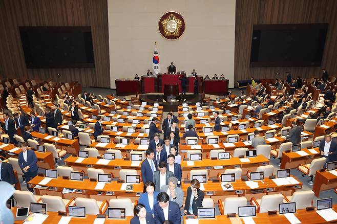 19일 국회 본회의에서 ‘방송4법’ 등 재의결 안건이 부결되자 야당 의원들이 본회의장에서 퇴장하고 있다. [연합]