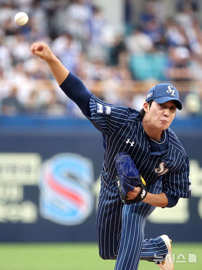 [대구=뉴시스] 이무열 기자 = 지난달 25일 오후 대구 수성구 삼성라이온즈파크에서 열린 2024 신한 SOL 뱅크 KBO리그 롯데 자이언츠와 삼성 라이온즈의 경기, 1회초 삼성 선발투수 원태인이 역투하고 있다. 2024.08.25. lmy@newsis.com