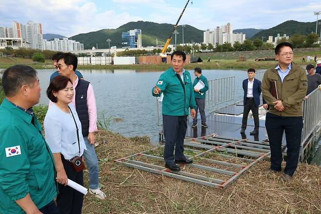 [양산=뉴시스] 안지율 기자 = 나동연 시장이 행정지원단 합동 현장점검을 하고 있다. (사진=양산시 제공) 2024.09.26. photo@newsis.com *재판매 및 DB 금지