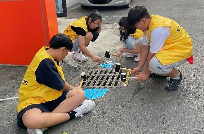 [창녕=뉴시스] 안지율 기자 = 남지 현대화시장 일원에서 우수관은 바다의 시작 캠페인을 하고 있다. (사진=창녕군 제공) 2024.09.26. photo@newsis.com *재판매 및 DB 금지