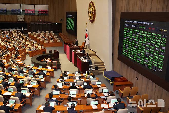 [서울=뉴시스] 조성우 기자 = 26일 오후 서울 여의도 국회에서 열린 제418회국회(정기회) 제9차 본회의에서 성폭력범죄의처벌등에관한특례법일부개정법률안(대안)이 가결되고 있다. 2024.09.26. xconfind@newsis.com