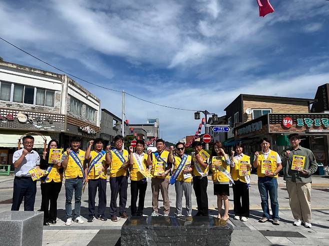 전북 남원시와 남원시소상공인연합회는 10월에 열리는 축제를 맞아 관광지 주변 상가를 돌며 바가지요금 근절 등 물가 안정 캠페인을 실시했다. 남원시 제공