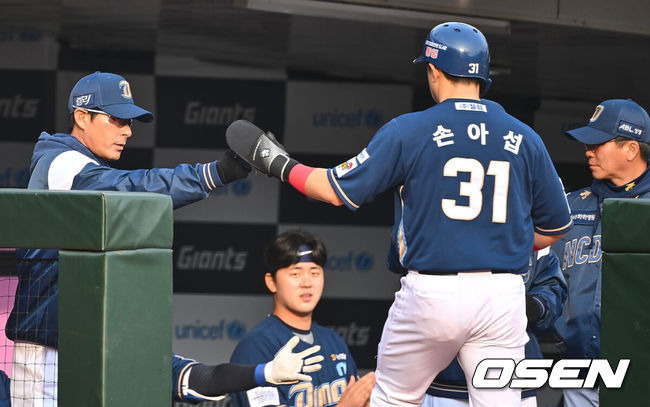 [OSEN=부산, 이석우 기자] 30일 부산 사직구장에서 2024 신한 SOL 뱅크 KBO 리그 롯데 자이언츠와 NC 다이노스의 경기가 열렸다. NC 다이노스 손아섭이 1회초 무사 2루 데이비슨의 좌중간 가르는 1타점 적시타때 득점을 올리고 강인권 감독과 하이파이브를 하고 있다. 2024.03.30 / foto0307@osen.co.kr