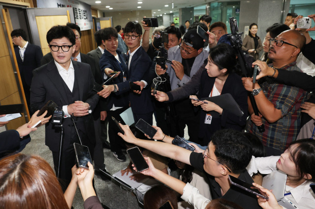 ▲국민의힘 한동훈 대표가 25일 국회 의원회관에서 열린 세미나를 마치고 나와 기자들의 질문에 답하고 있다. ⓒ연합뉴스