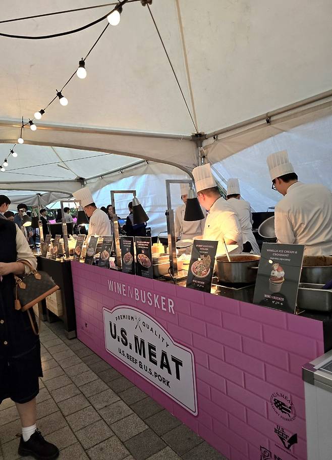 와인 앤 버스커 메뉴. 최현태 기자